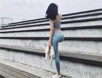 恩啊在楼梯上边走边做