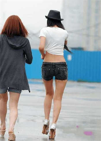 迪丽妙巴拉下衣服视频