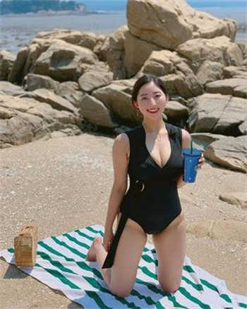 女中介和金主一起看房