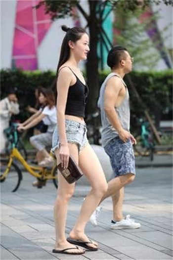 两人在厨房边做饭边做