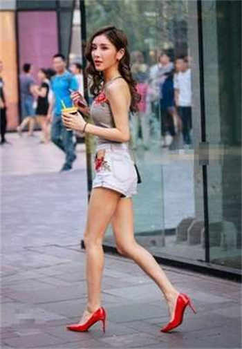 在丈夫的灵堂前被义子韩剧