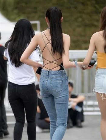 男子用导尿管把奶茶放膀胱