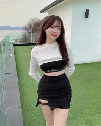 夜晚公园散步96年女神