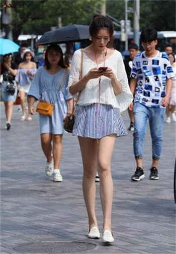 我和妈妈再车后排乱