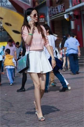 村长把寡妇按在炕上