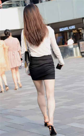 男女亲热叭衣服视频