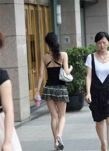年轻漂亮的婆婆不好意思了