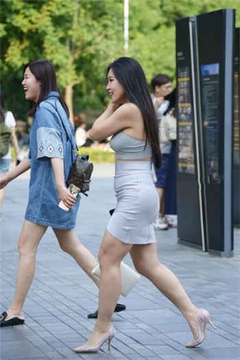 宝玉和王熙凤在马车里