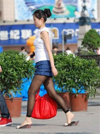 学校厕所没门拉屎好尴尬