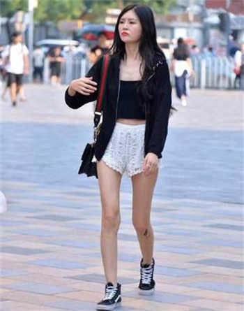 学校厕所里为爱鼓掌