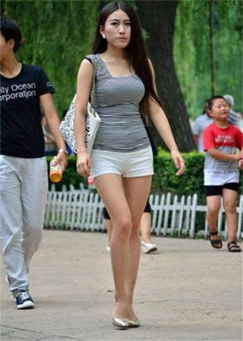 浙江被狗卡住的女子