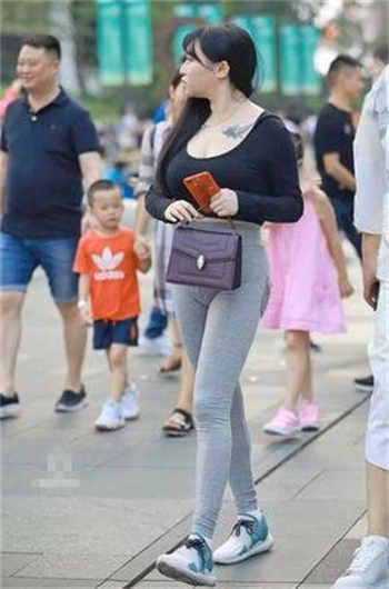 女销售为卖房和顾客睡觉